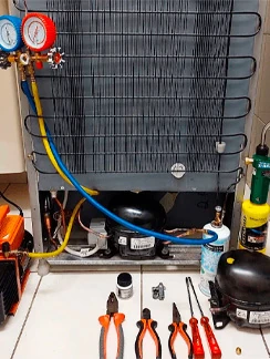 Técnico realizando conserto de geladeira